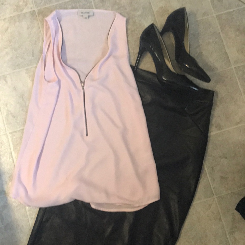 😎🥰3 for 20! Zip up sleeveless blouse
